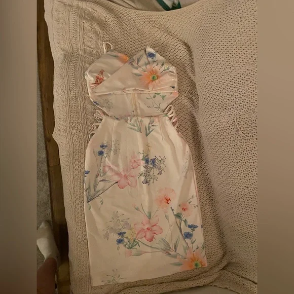 super cute floral dress with cutouts - Picture 9 of 9